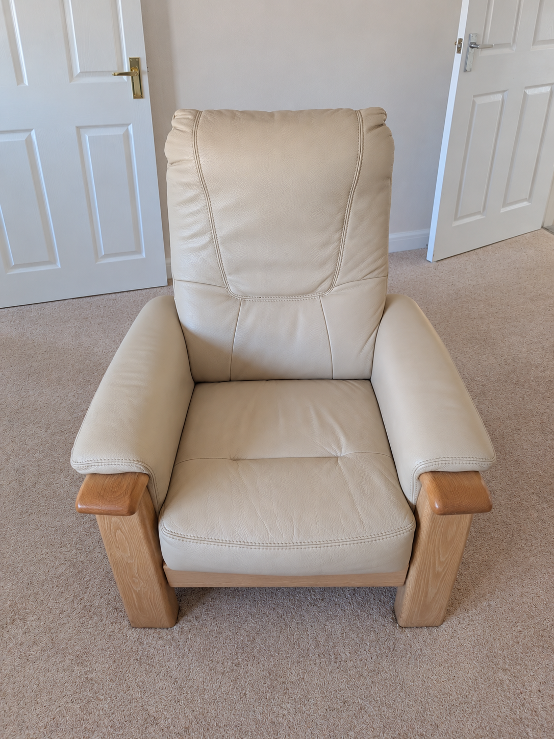 Leather sofa in Rotherham before and after professional cleaning and conditioning, after professional cleaning